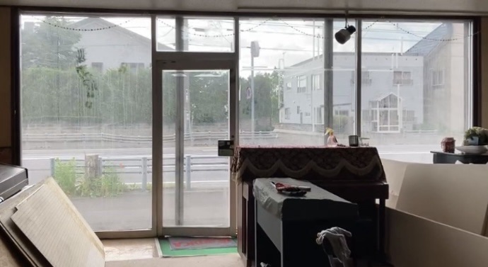 通りに面した古いお店のガラス。再びお客様を迎えることになりましたが、は長年の 土埃で曇っています。。